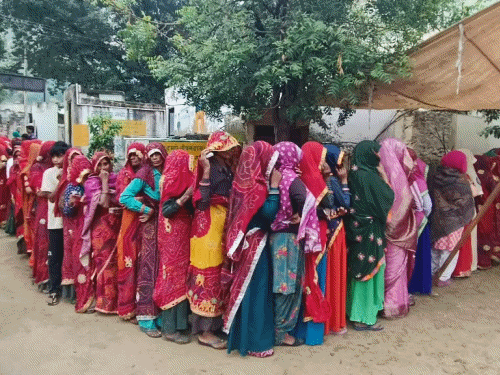 गणेश्वर बूथ पर वोटिंग के लिए लगी लंबी कतारें।