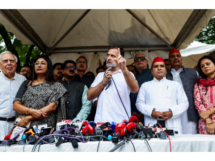 शुक्रवार को मीडिया से बात करते राहुल गांधी।