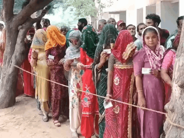 सिंघाना पंचायत समिति के माकड़ो गांव के मतदान केंद्र पर वोट डालने के लिए लगी मतदाताओं की कतार।