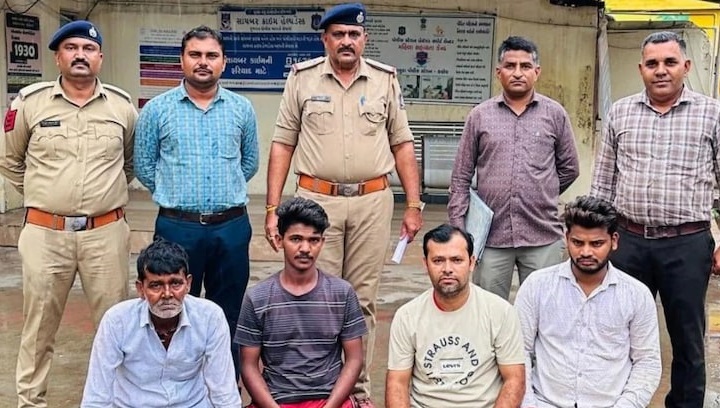 पुलिस हिरासत में वसीम कुरैशी, मोहम्मद रफीक कुरैशी और असफाक बहेलिम।