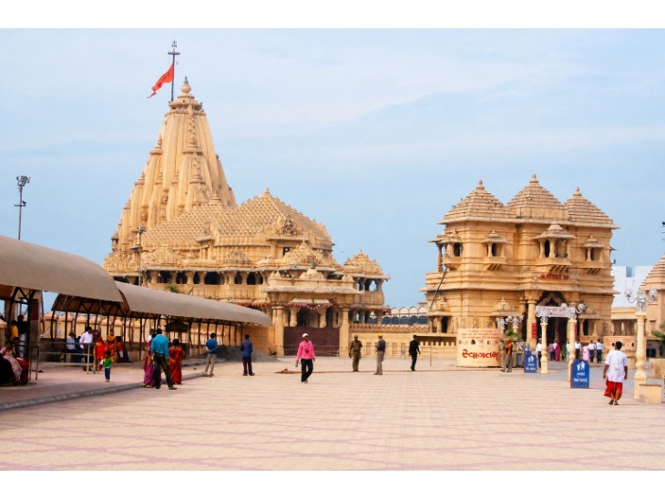 कुछ रेस्टोरेंट मालिकों ने याचिका लगाई थी कि सोमनाथ मंदिर के आसपास नॉनवेज फूड की बिक्री पर लगी पाबंदी हटाई जाए।  - Dainik Bhaskar