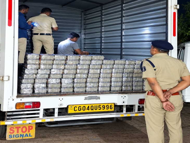 पुलिस को आशंका है कि यह हवाला का पैसा है।