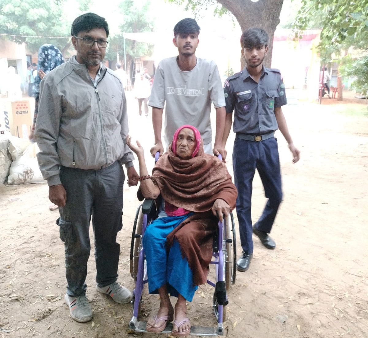 सिंघाना पंचायत समिति के माकड़ो गांव के मतदान केंद्र पर 86 वर्षीय जानकी देवी ने मतदान किया।