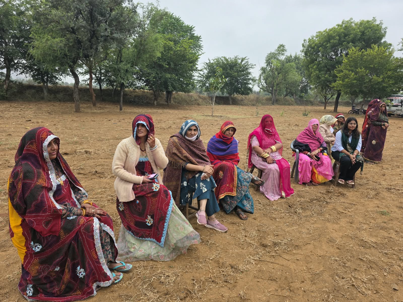 ग्राम पंचायत डेरावाली में पहली बार सरपंच पद के लिए चुनाव हुआ। मतदान के दौरान सरपंच पद की सभी प्रत्याशी एक साथ मतदान केंद्र पर बैठी नजर आईं।