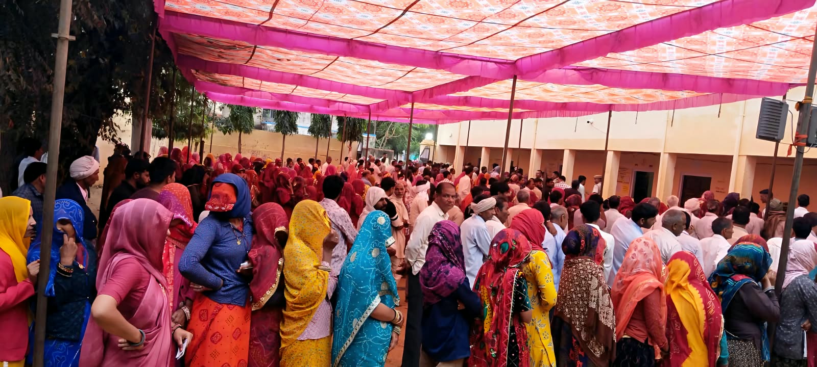मऊ ग्राम पंचायत के मतदान केंद्र पर लगी वोटर्स की कतार।