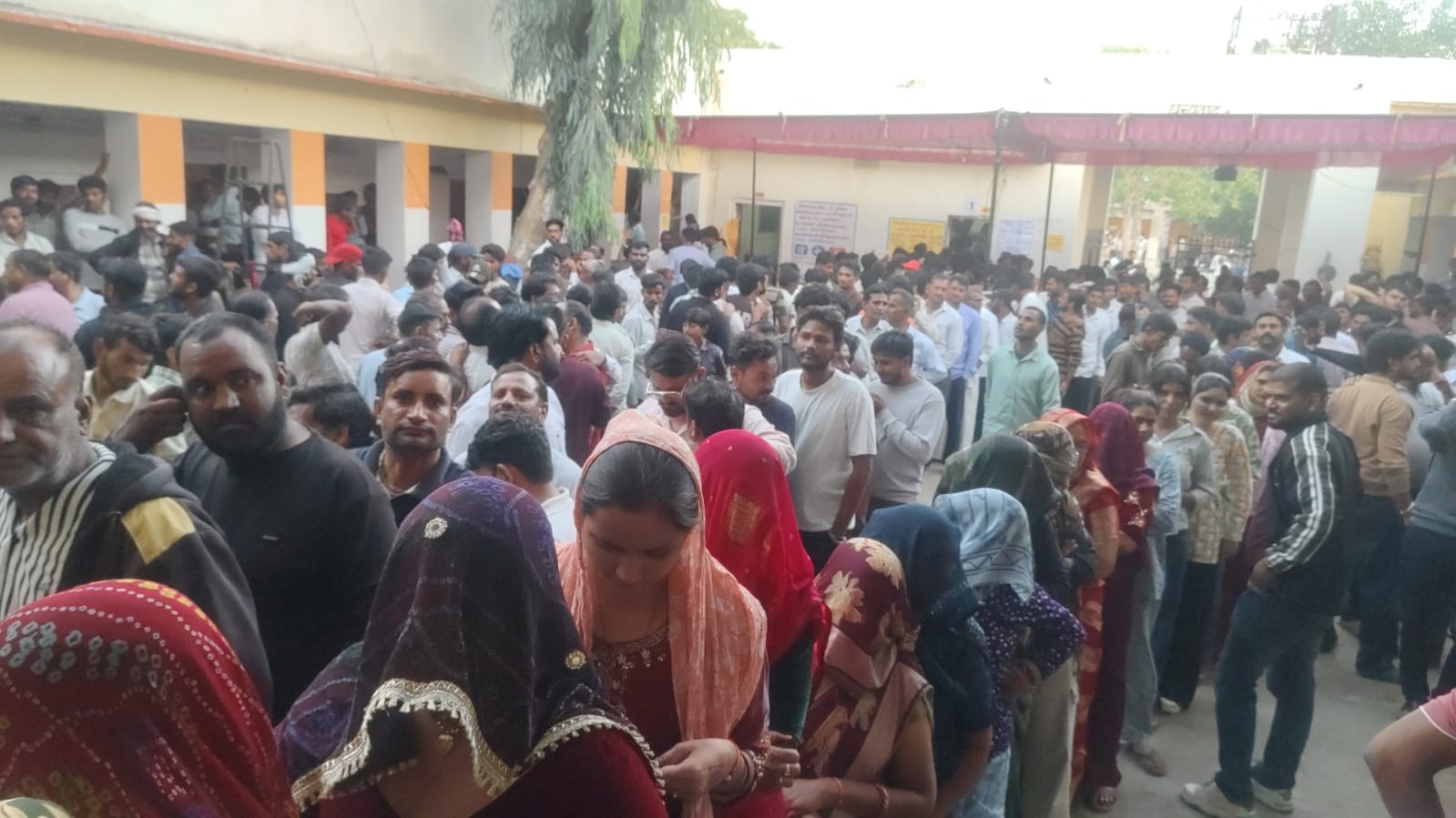मतदान का समय समाप्त होने से आधा घंटे पहले ही मतदान केंद्र पर मतदाताओं की भारी भीड़ उमड़ पड़ी।
