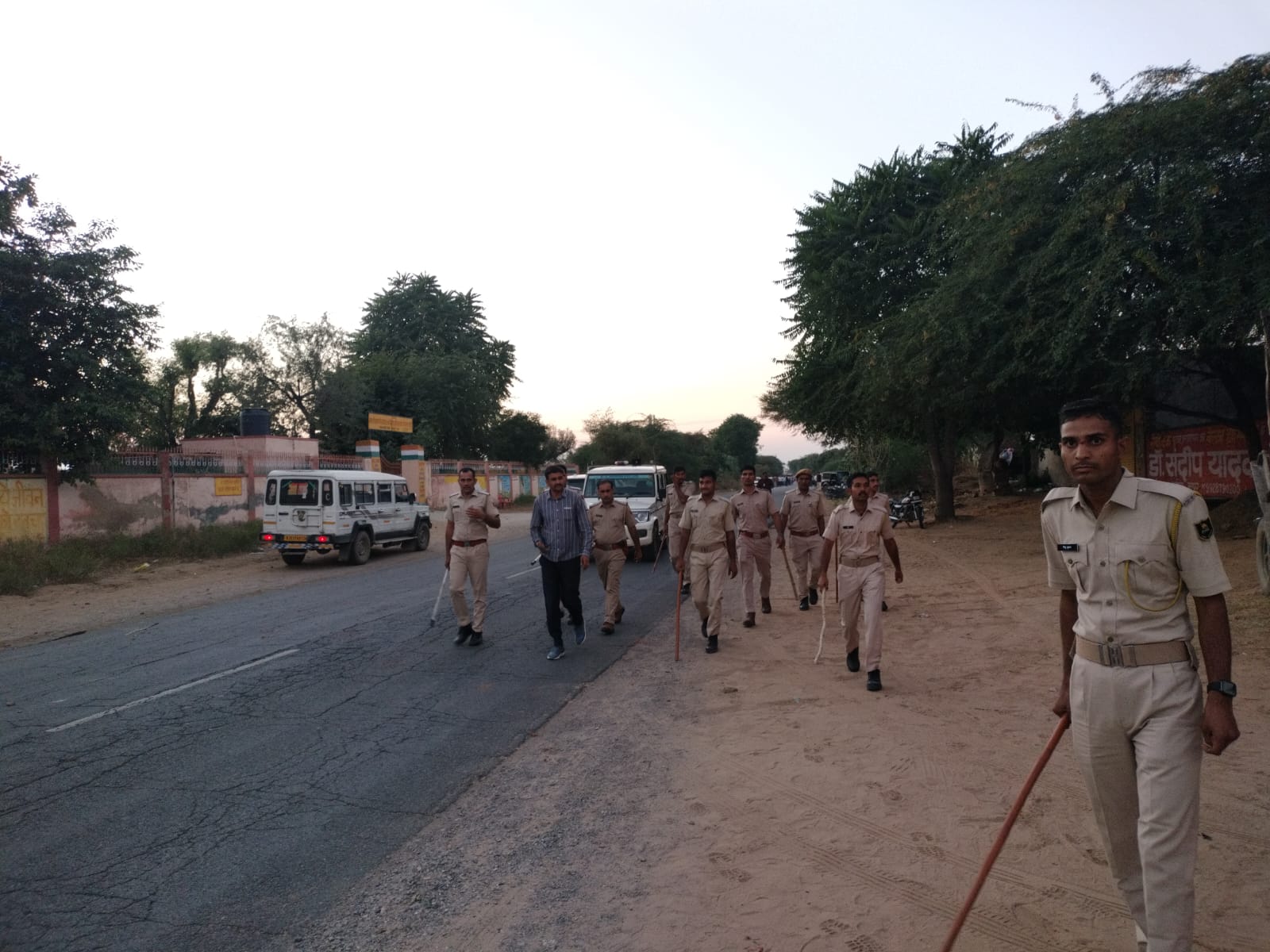 सिंघाना के भैसावता खुर्द में मतदान केंद्र पर पुलिस पहुंची।