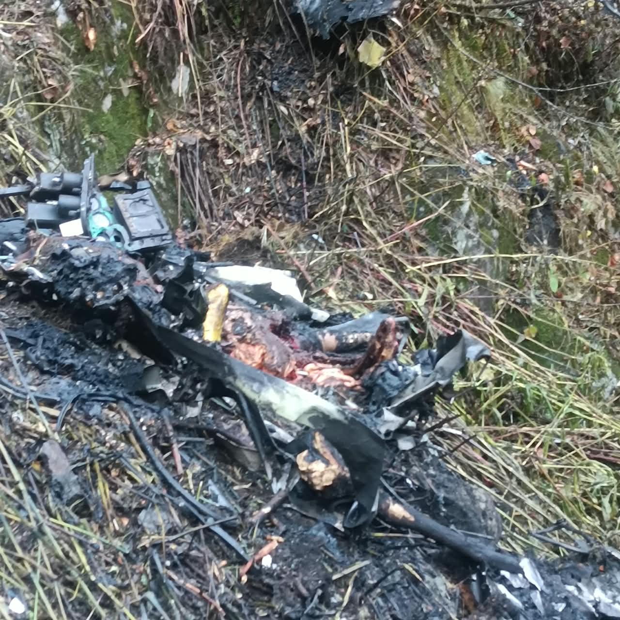नीचे गिरने के बाद हेलिकॉप्टर में आग लग गई। हादसे के बाद मौके पर बिखरा मलबा।