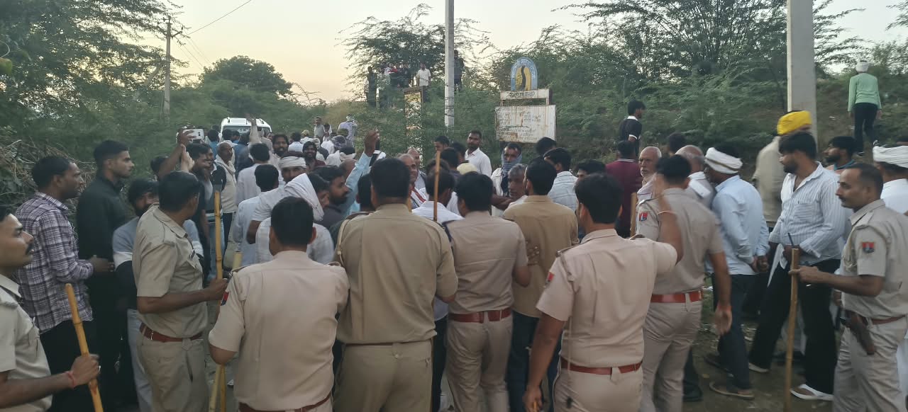 नीमकाथाना के माहावा पोलिंग बूथ पर हंगामा हो गया। हंगामे के बाद पुलिस ने मोर्चा संभाला।
