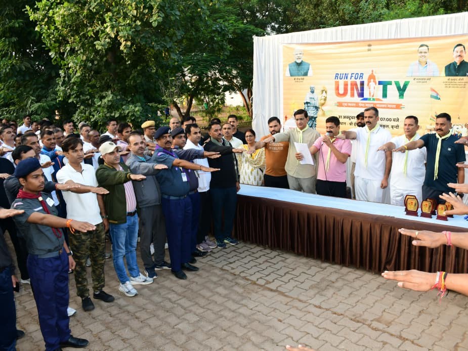प्रशासन संग प्रतिभागियों ने ली एकता और अखण्डता की शपथ।