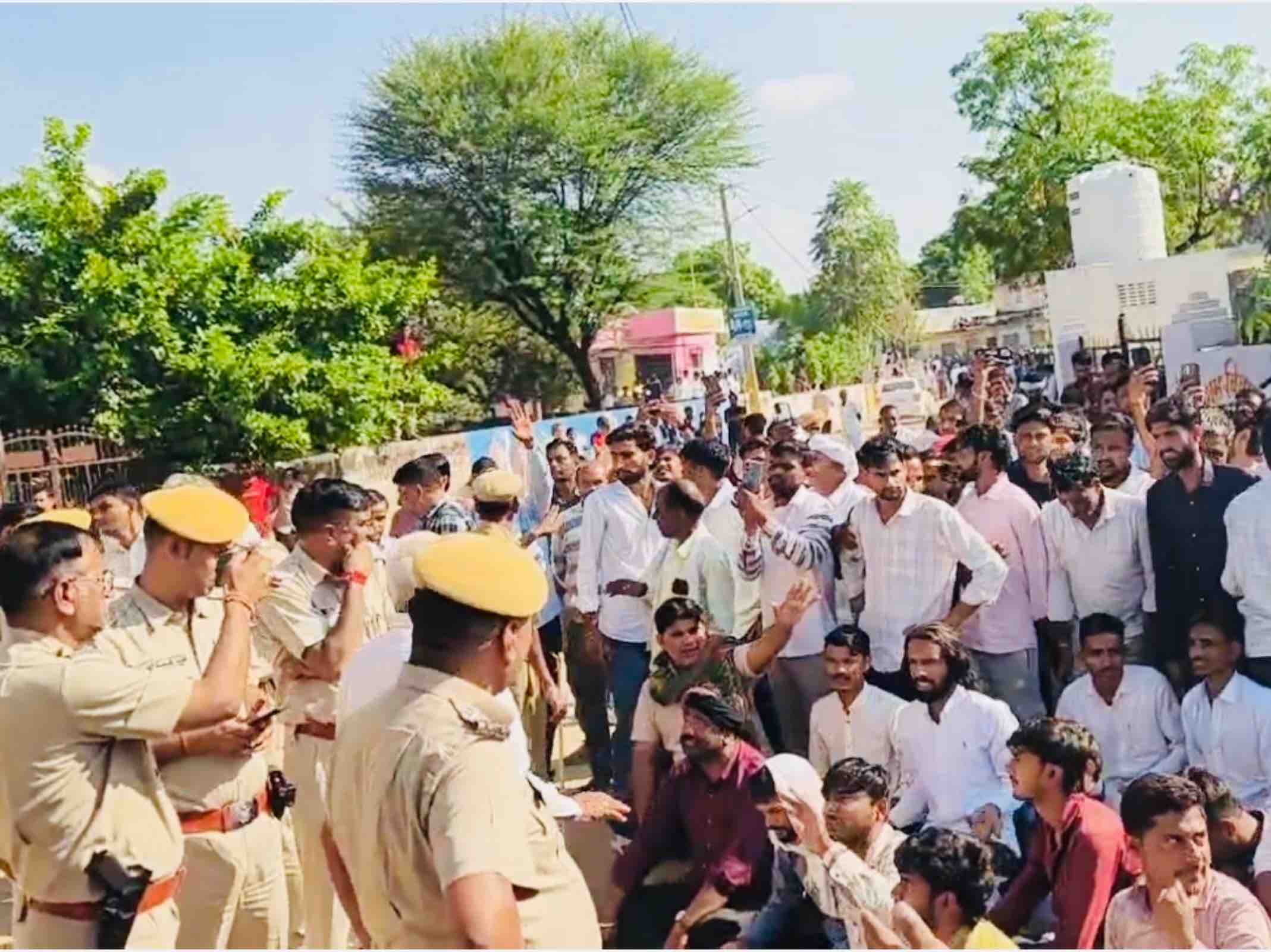 मतगणना केंद्र के बाहर प्रत्याशियों ने हंगामा किया।