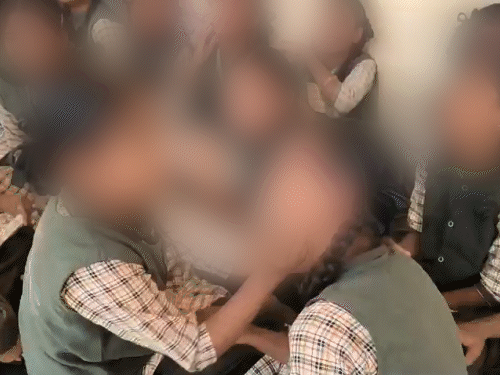 हमले के बाद क्लास मौजूद बच्चों में पेनिक फेल गया। छात्राएं एक दूसरे को संभालती हैं।