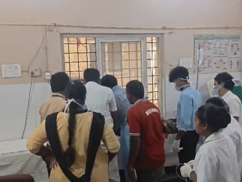 दोनों छात्राओं को पास अस्पताल में इलाज के लिए ले जाया गया।