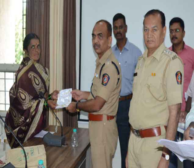 कोल्हापुरात कोर्टाच्या परवानगीने पोलिस दलाने केले फिर्यादींना दागिने
