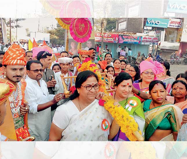 ग्रंथदिंडीत सहभागी संमेलनाच्या मावळत्या अध्यक्षा डाॅ. वृषाली किन्हाळकर, संमेलनाध्यक्षा  डाॅ. दीपा क्षीरसागर, स्वागताध्यक्ष उषा दराडे आदी. - Divya Marathi