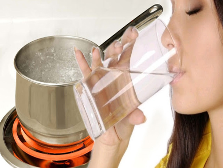 early morning hot water drinking health benefits रोज सकाळी कोमट पाणी