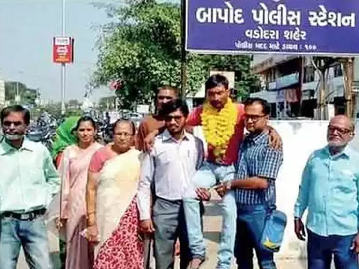 after arrest warrant gujarat man reached police station with procession