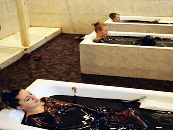 अझरबेझानयेथे क्रूड ऑईलमध्ये अंघोळ केल्याने होतो सगळ्या आजारांवर उपचार