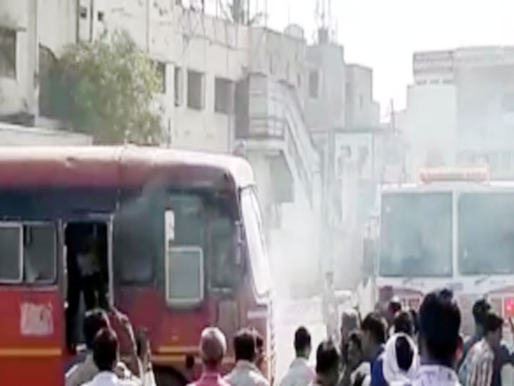 परभणी बसस्थानकात उभ्या बसने घेतला पेट; प्रवाशांना तातडीने उतरवल्याने