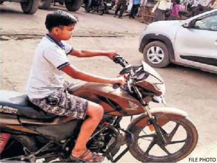 A minor was riding without a helmet bike, challan of 42 thousand rupees