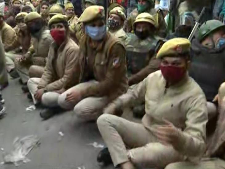 शेतकऱ्यांना रोखण्यासाठी दिल्लीच्या नांगलोईमध्ये पोलिसांचे जवान रस्त्यावर बसले आहेत. यामध्ये मोठ्या संख्येने महिला कर्मचारी देखील आहेत.