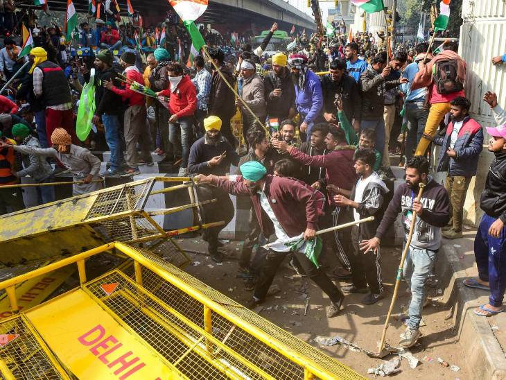 दिल्लीच्या नांगलोईजवळ शेतकऱ्यांना रोखण्यासाठी जे बॅरिकेड्स लावले होते, शेतकऱ्यांनी ते देखील तोडले.