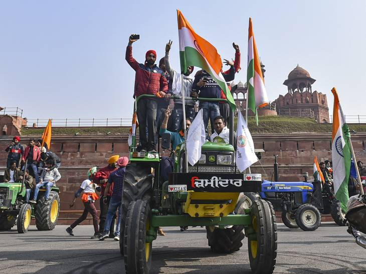 पोलिसांचे बॅरिकेड्स तोडून शेतकऱ्यांचा एक ताफा दिल्लीतील लाल किल्ल्यापर्यंत पोहोचला.