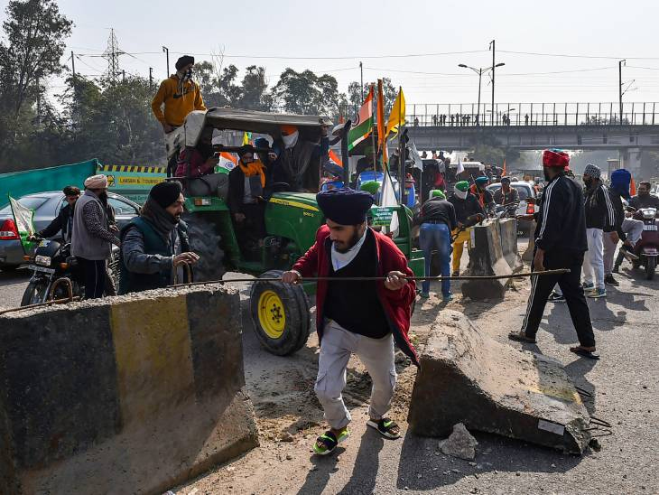 दिल्लीच्या अक्षरधामजवळ रस्त्यावरील दुभाजक तोडून आतमध्ये येण्याचा प्रयत्न करताना आंदोलक शेतकरी