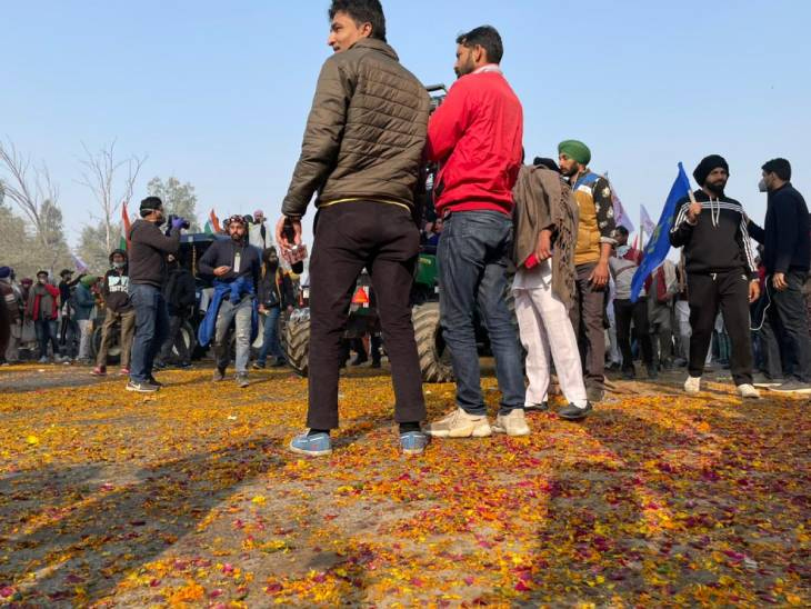 दिल्लीच्या स्वरूप नगरमध्ये लोकांनी शेतकऱ्यांवर फुलांचा वर्षाव करून त्यांचे स्वागत केले. ही जागा सिंघू सीमेपासून जवळपास 14 किलोमीटर पुढे आहे.