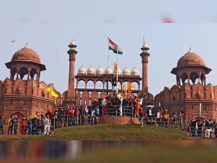 दिल्लीत दाखल झाल्यानंतर एका आंदोलकाने लाल किल्ल्यावर राष्ट्रीय ध्वज फडकवल्या जाणाऱ्या ठिकाणी खासला झेंडा लावला.