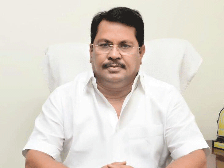 Maharastra corona virus outbreak: Appeal by Minister Vijay Vadettiwar for Follow the corona pendemic rules and regulation; news and live updates | काळजी घ्या, कोरोना रुग्णसंख्या वाढल्यास नव्याने कडक निर्बंध!; नियम पाळा : मदत व पुनर्वसनमंत्री वडेट्टीवार यांचे आवाहन - Vimarsana News
