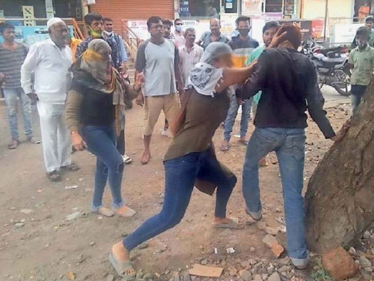 The younger one was chased by the younger sister, who was chasing the older sister; news and live updates | मोठ्या बहिणीचा पाठलाग करणाऱ्याला धाकटीने रस्त्यात अडवून झोडपून काढले; रुद्रावतार पाहून मवाली दुचाकी सोडून पळाले - Vimarsana News