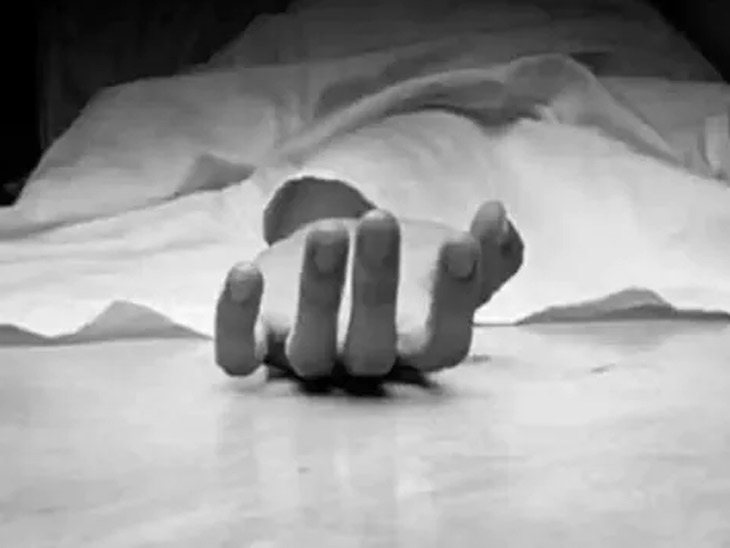 Health officer commits suicide at vaccination center, incident at Karanji health sub-center in Pathardi taluka | लसीकरण केंद्रावर आरोग्य अधिकाऱ्याची वरिष्ठांच्या जाचाला कंटाळून आत्महत्या, पाथर्डी तालुक्यात करंजी आरोग्य उपकेंद्रातील घटना - Vimarsana News