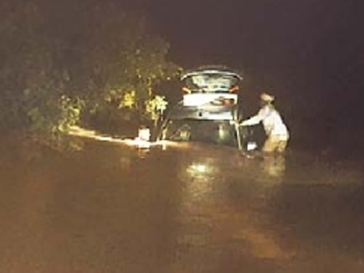 Aurangabad mother-son goes missing after car overturns; Heavy rains at Hingoli, Parbhani, Nanded | कार वाहून गेल्याने औरंगाबादचे आई-मुलगा बेपत्ता; हिंगोली, परभणी, नांदेडमध्ये मुसळधार - Vimarsana News