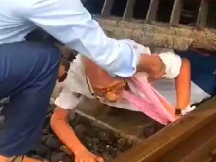 Mumbai: Senior Citizen Narrowly Escapes Death After Alert Loco Pilot | ट्रॅक ओलांडताना ट्रेनसमोर पडले वृद्ध आजोबा, लोको पायलटने योग्य वेळी ब्रेक लावून जीव वाचवला - Vimarsana News