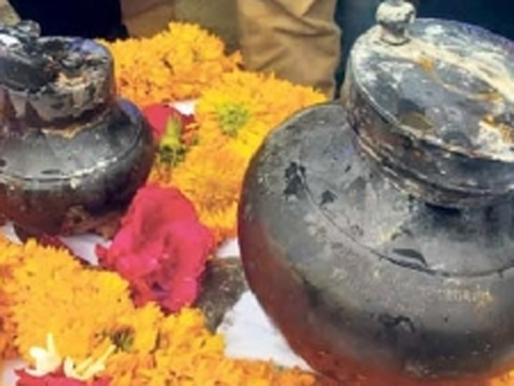 Dr Babasaheb Ambedkar asthikalash found in chalisgaon | चाळीसगावात स्मारकाच्या नूतनीकरणात आढळले डॉ. बाबासाहेब आंबेडकर यांचे दोन अस्थिकलश - Vimarsana News