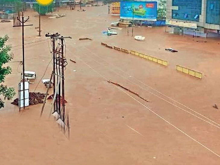 maharashtra konkan rain update Chiplun received 300 mm of rain in 48 hours | चिपळूणला 48 तासांत 300 मिमी पाऊस, 5 हजार लोक पुरात अडकले; विदर्भातही धो-धो पाऊस, तीन जण पुरात वाहून गेले - Vimarsana News