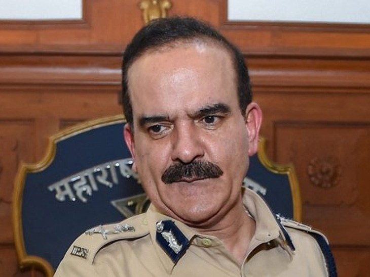 15 crore case filed against Parambir Singh; Builder's allegation: Asked for money through an intermediary to withdraw the crime | 15 कोटी मागितल्या प्रकरणी परमबीरसिंगवर गुन्हा दाखल; बिल्डरचा आरोप : गुन्हे मागे घेण्यासाठी मध्यस्थामार्फत पैसे मागितले - Vimarsana News