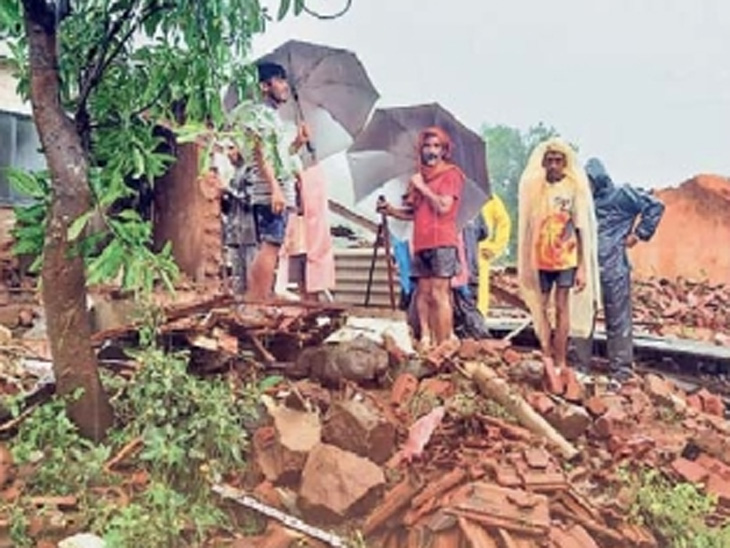 taliye village landslide ground report inside story divyamarathi | गाव सोडण्यासाठी गावकरी जमले; बोलता-बोलता डाेंगराने पोटात घेतले, तळियेतील आपबीती सांगायला कुणीच जिवंत राहिले नाही - Vimarsana News
