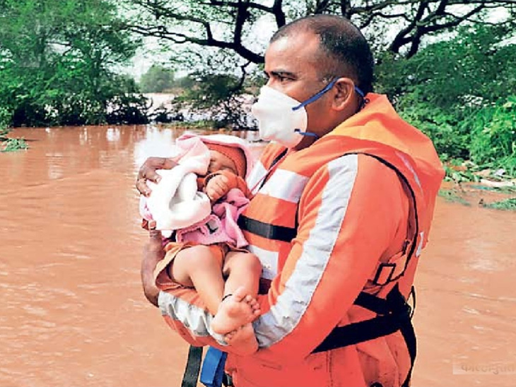 maharashtra flood taliye village updatet 112 deaths, 99 missing, 1 lakh people displaced in flood-hit areas | राज्यात पूरग्रस्त भागात 112 मृत्यू, 99 बेपत्ता, 1 लाख लोकांचे स्थलांतर; तळिये गावात 49 मृतदेह बाहेर काढले - Vimarsana News