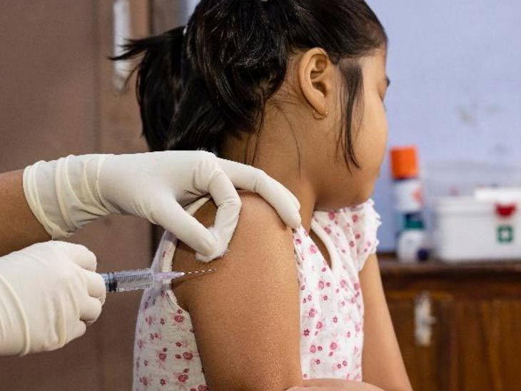 Corona vaccine for children likely to arrive next month; Information of Minister Mandavian in the meeting of the Parliamentary Party; news and live updates | मुलांसाठी कोरोना लस पुढील महिन्यामध्ये येण्याची शक्यता; मंत्री मंडावियांची संसदीय पक्षाच्या बैठकीत माहिती - Vimarsana News