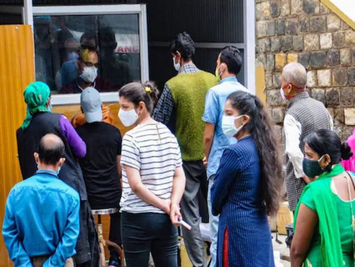Coronavirus । Covid 19 । Delta Variant । R Value । Senior Virologist । Epidemiologists | कोरोनाचा एक रुग्ण आता एकापेक्षा जास्त लोकांना करत आहे संक्रमित, एका महिन्यात R व्हॅल्यू 0.93 ने वाढून 1.01 झाली - Vimarsana News