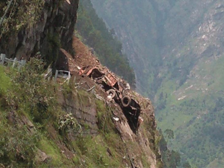Rocks Fell On The Highway In Kinnaur HRTC Bus And Many Other Vehicles Buried Under Debris | किन्नौर-हरिद्वारवर बससह अनेक वाहनांवर दरड कोसळली, 40 पेक्षा जास्त प्रवासी ढिगाऱ्याखाली - Vimarsana News