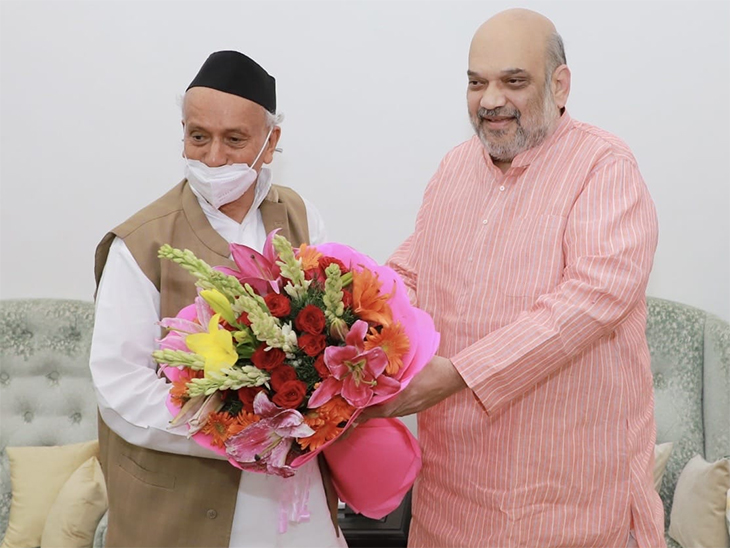 Maharashtra Governor Bhagat Singh Koshyari met Union Home Minister Amit Shah In New Delhi News and Updates | 12 आमदारांच्या नियुक्तीवरुन उच्च न्यायालयाने कान टोचल्यानंतर राज्यपाल भगतसिंह कोश्यारींनी घेतली अमित शहांची भेट - Vimarsana News