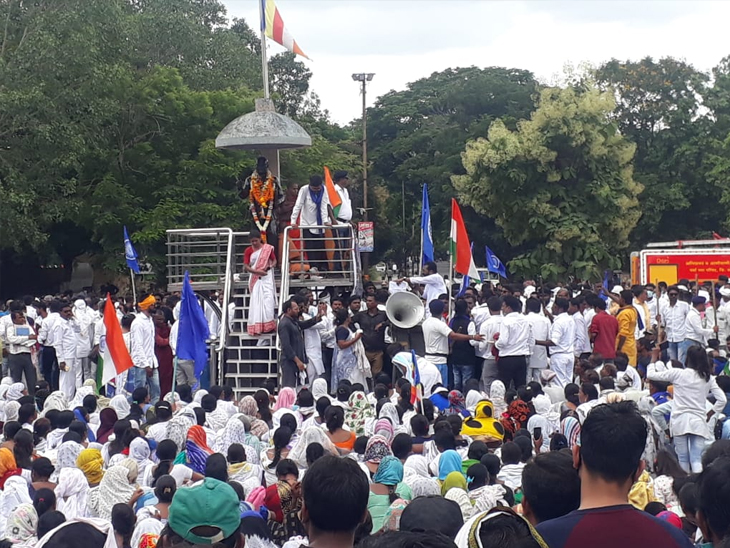 Thousands of protesters chanted slogans to remove petrol pumps in wardha | हजारोंच्या संख्येने उपस्थित असलेल्या आंदोलनकर्त्यांकडून पेट्रोल पंप हटावचा नारा, पोलिसांचा तगडा बंदोबस्त तैनात - Vimarsana News