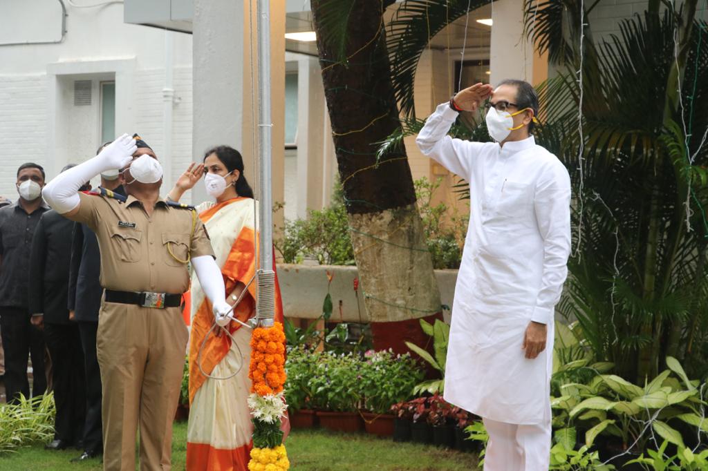 Flag hoisting at Varsha residence by Chief Minister Uddhav Thackeray | पुढील स्वातंत्र्यदिन कोरोनामुक्त वातावरणातच साजरा करणार असा सर्वजण मिळून निश्चय करुया - मुख्यमंत्री उद्धव ठाकरे - Vimarsana News