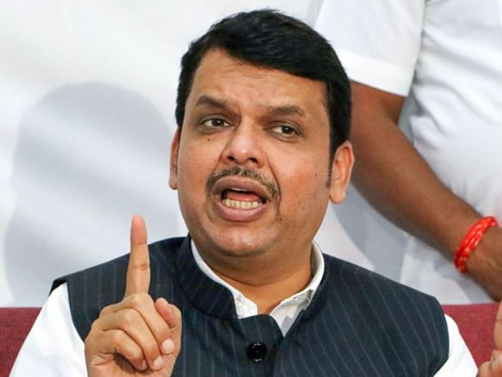 Bjp devendra fadnavis demands to start-temples in the state, maharashtra corona updates | बार किंवा मॉलपेक्षा कमी गर्दी मंदिरांमध्ये असते, मग सोशल डिस्टन्स ठेवून मंदिरे सुरु करण्यास काय हरकत?, देवेंद्र फडणवीसांचा सवाल - Vimarsana News