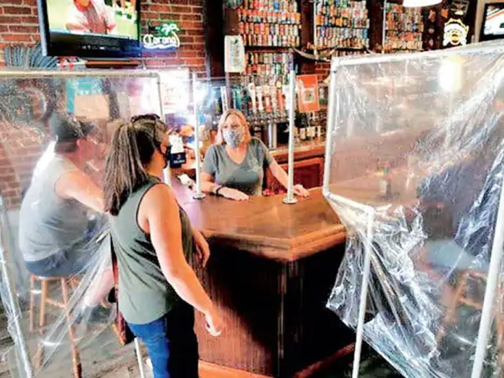 Plastic shields are not completely effective in protecting against corona virus: | कोरोना विषाणूपासून वाचवण्यासाठी प्लास्टिक शील्ड पूर्णपणे प्रभावी नाही : वैज्ञानिकांचा अभ्यासात दावा - Vimarsana News