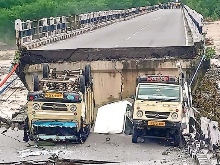 All-weatherroad leading to Indo-China border swept away, 57-year-old bridge collapses | भारत-चीन सीमेपर्यंत जाणारा ऑल वेदर राेड वाहून गेला, 57 वर्षांपूर्वीचा पूल काेसळला, दाेन पर्यटकांचा मृत्यू - Vimarsana News