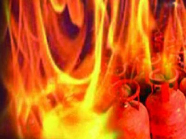 14 people have been reported injured in the cylinder blast in Dharavi area of Mumbai | धारावी परिसरात सिलिंडरचा भीषण स्फोट; दुर्घटनेत 14 जण जखमी, जखमींवर सायन रुग्णालयात उपचार सुरू - Vimarsana News